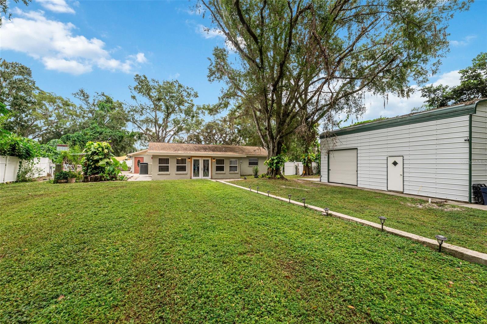 CONNERS LAKEFRONT ESTATE - Residential