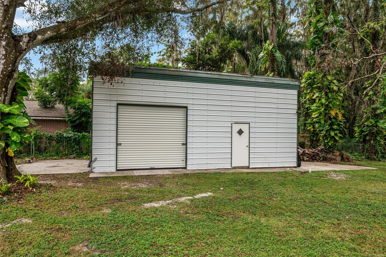 CONNERS LAKEFRONT ESTATE - Residential