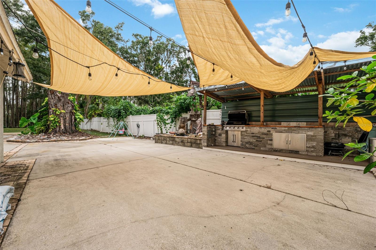 CONNERS LAKEFRONT ESTATE - Residential