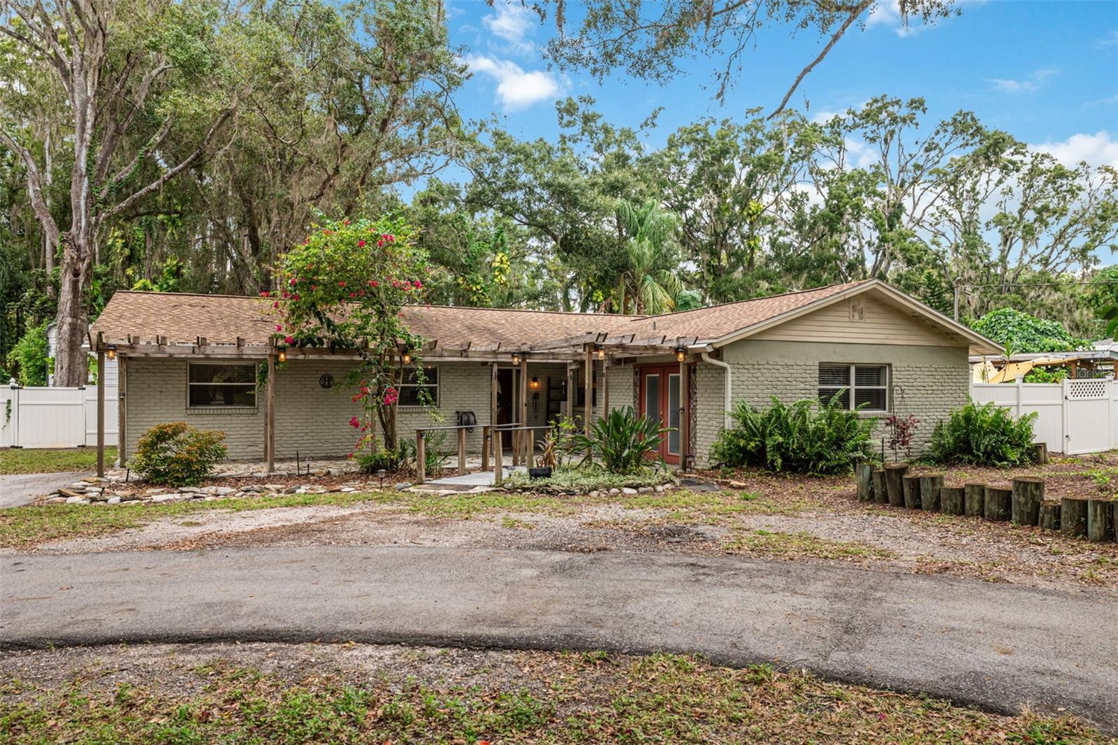CONNERS LAKEFRONT ESTATE - Residential