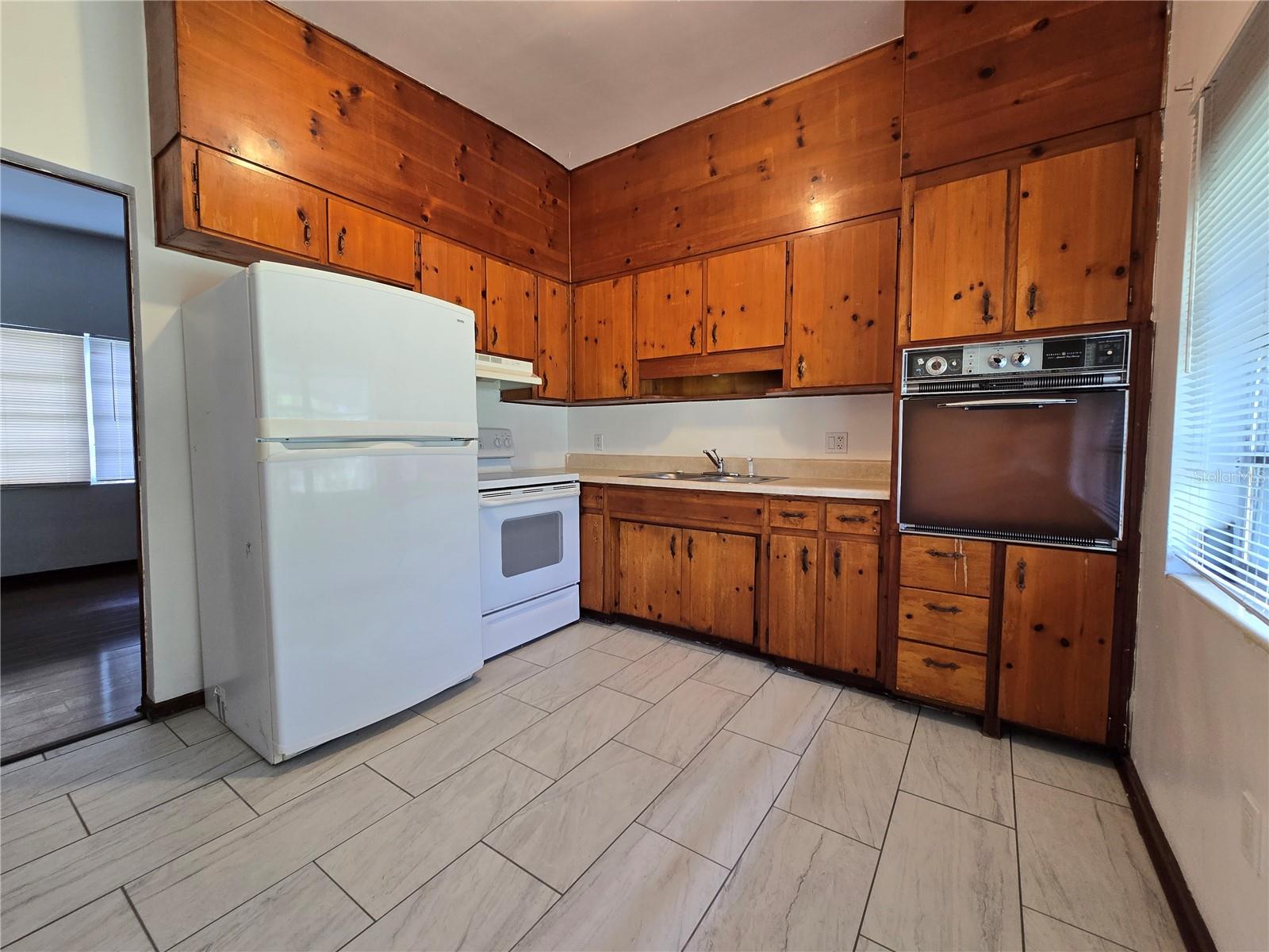 ROYAL OAK MANOR - Residential Lease