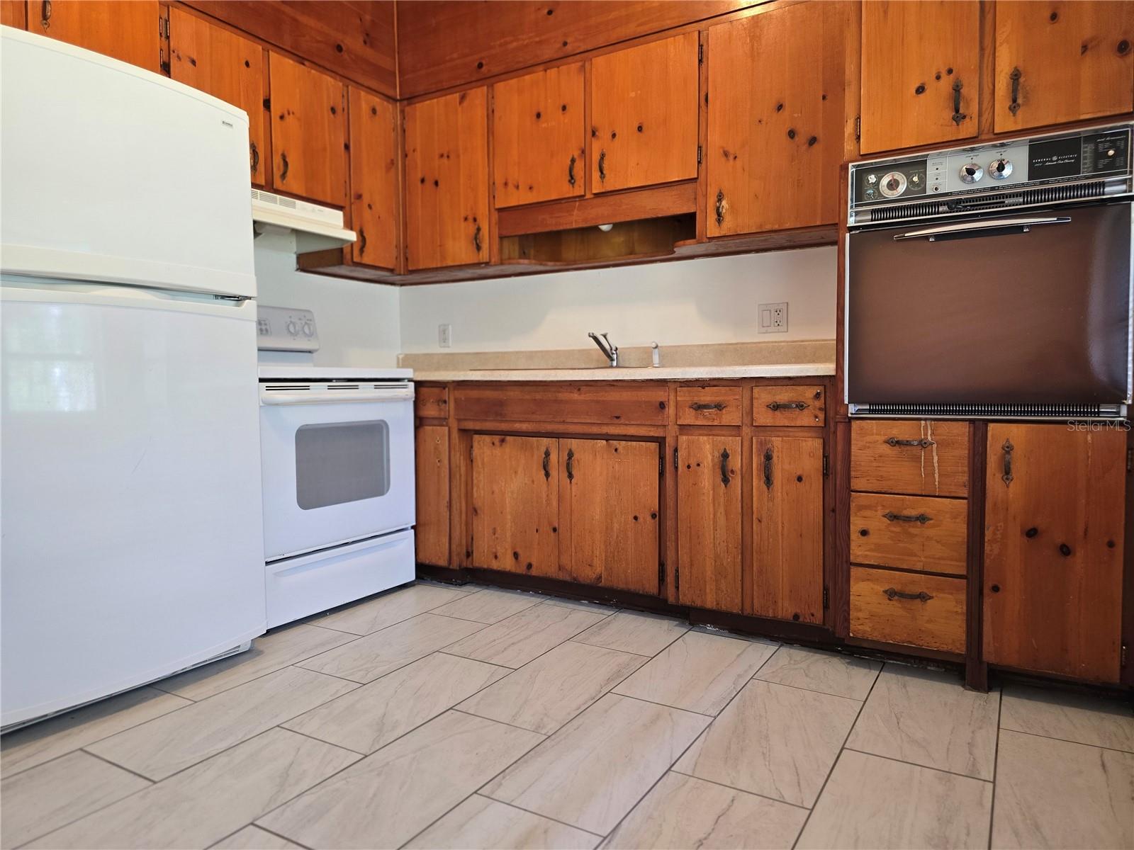 ROYAL OAK MANOR - Residential Lease