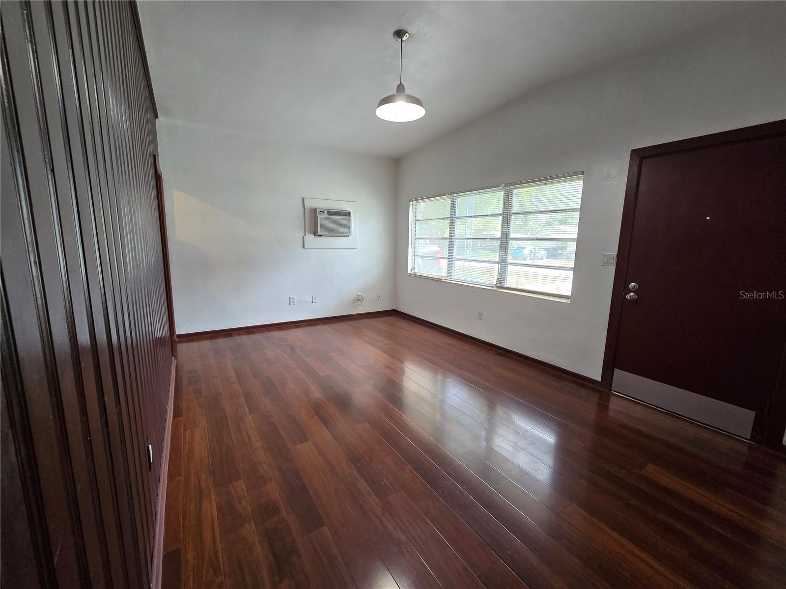 ROYAL OAK MANOR - Residential Lease