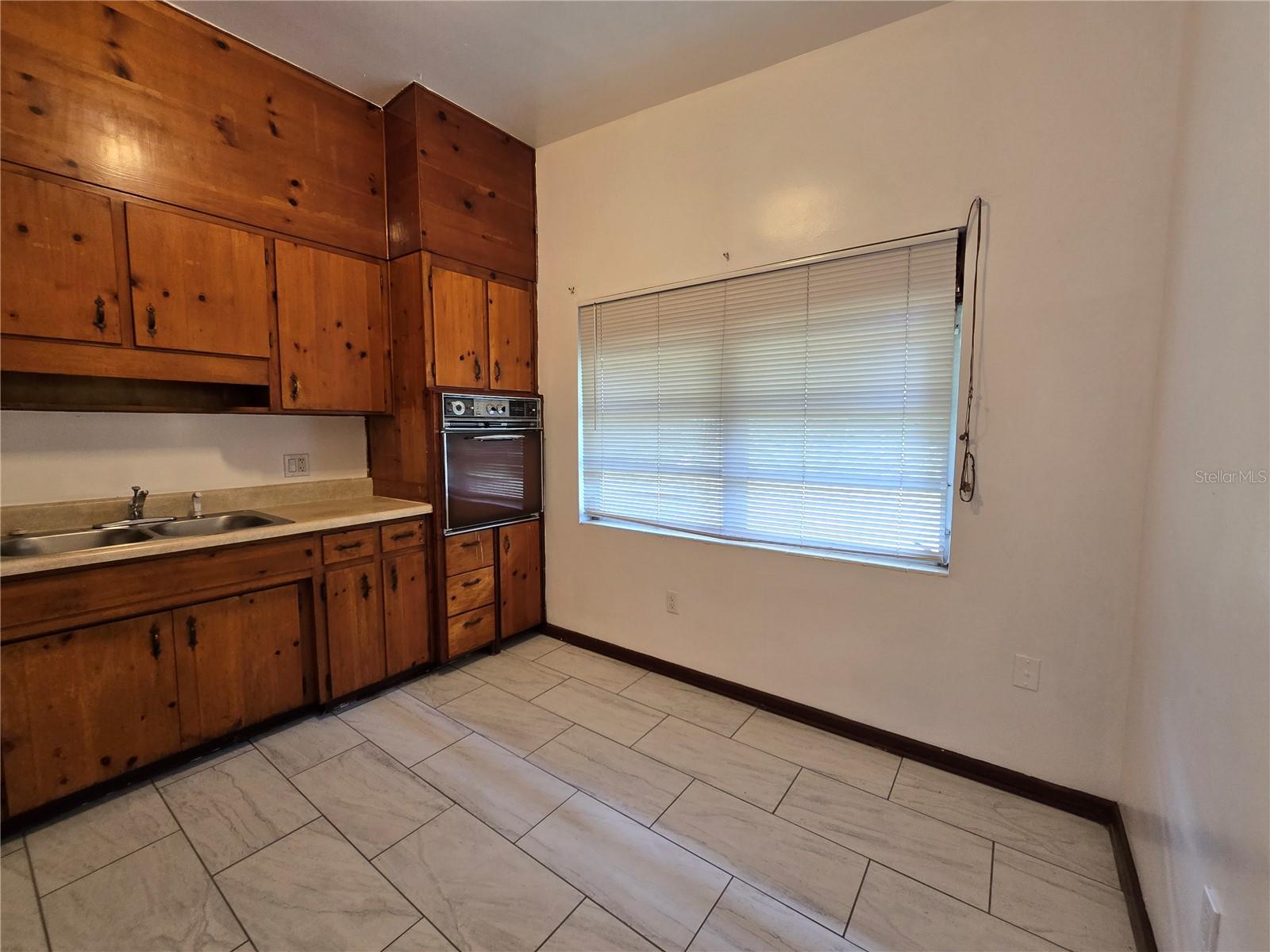 ROYAL OAK MANOR - Residential Lease
