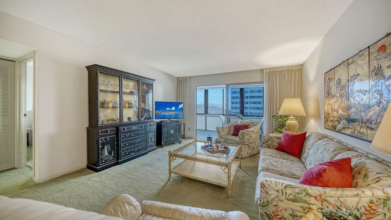 1125 W PEPPERTREE DRIVE 302