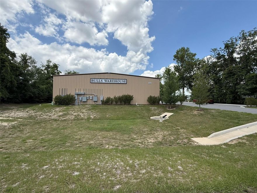Available NOW! This 2,985 SF of premium warehouse space offers an exceptional location near Highway 40 with easy access to I-75. The free-span layout provides maximum flexibility and efficiency, complemented by one private office and one ADA compliant restroom. The unit includes one 14-foot grade-level doors, making loading and unloading smooth and convenient. Ideal for logistics, distribution, or light industrial use, this property combines strategic location with top-tier infrastructure.