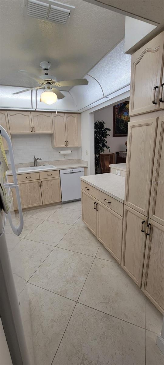 FAIRWAYS OF CAPRI PH 3 - Residential Lease