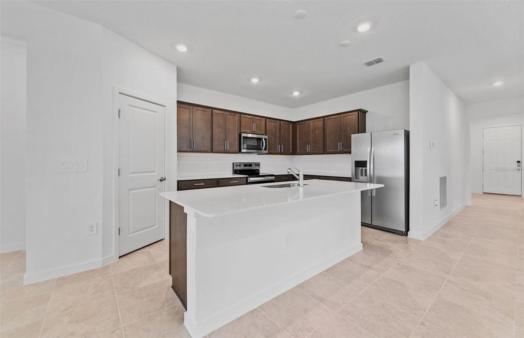 Photo of 9729 Redwood Heights Loop, Thonotosassa, FL 33592 (MLS # TB8435669)