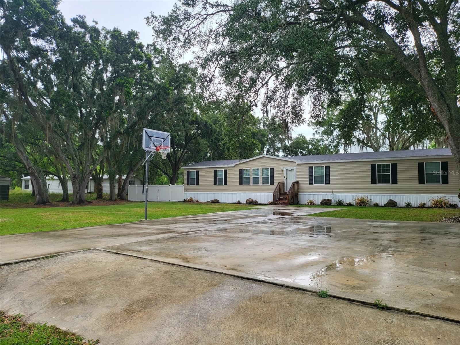 COUNTRY TRAILS - Residential
