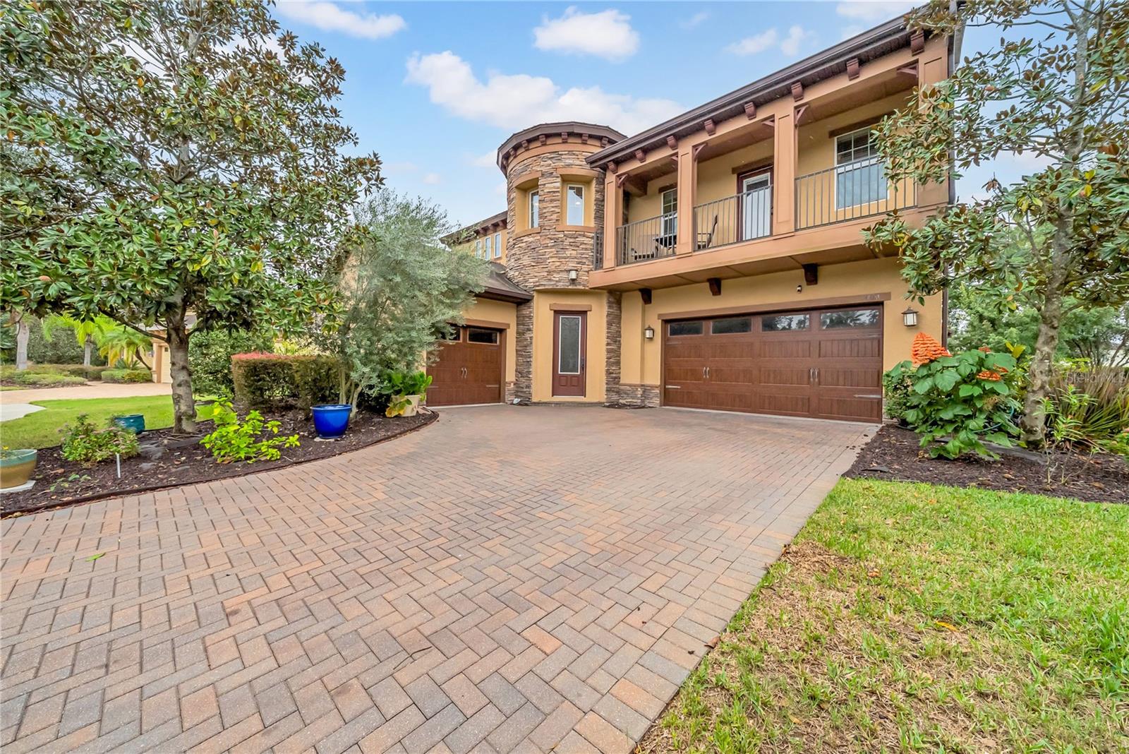 SELLER WILL HELP WITH CLOSING COSTS ~ POOL/SPA ~ GATED COMMUNITY ~ NO REAR NEIGHBORS ~ DEDICATED OFFICE ~ LARGE LOFT ~ + THEATER/MEDIA ROOM ~ HUGE PRIMARY ~ Welcome to 10011 Hazelnut Ct, Tampa, FL 33647 in Live Oak Preserve Village – New Tampa! A highly sought out neighborhood.
Step into a home that balances gracious space with modern comforts. The open-concept design integrates the living, dining, and kitchen areas, creating an ideal flow for both daily living and entertaining. Oversized windows and high ceilings flood the interior with natural light, highlighting premium finishes and thoughtful design touches throughout.
The gourmet kitchen features a large island, premium cabinetry, and high-end appliances. A generous primary suite offers a private retreat, complete with dual vanities, walk-in closets, and spa-like bath amenities. Each additional bedroom is well-proportioned, and the home includes multiple areas for flex use—office, media, or play space.
Outside, no rear neighbors, providing both tranquility and privacy. The covered lanai is ready for al fresco dining and lounging, with an outdoor grill setup.
Community & Surroundings
Residents enjoy a secure, gated environment with resort-style amenities: clubhouse, fitness, pool, walking trails, and more. The location is highly desirable—easy access to major roads, with shopping, dining, schools, and recreation all within reach.