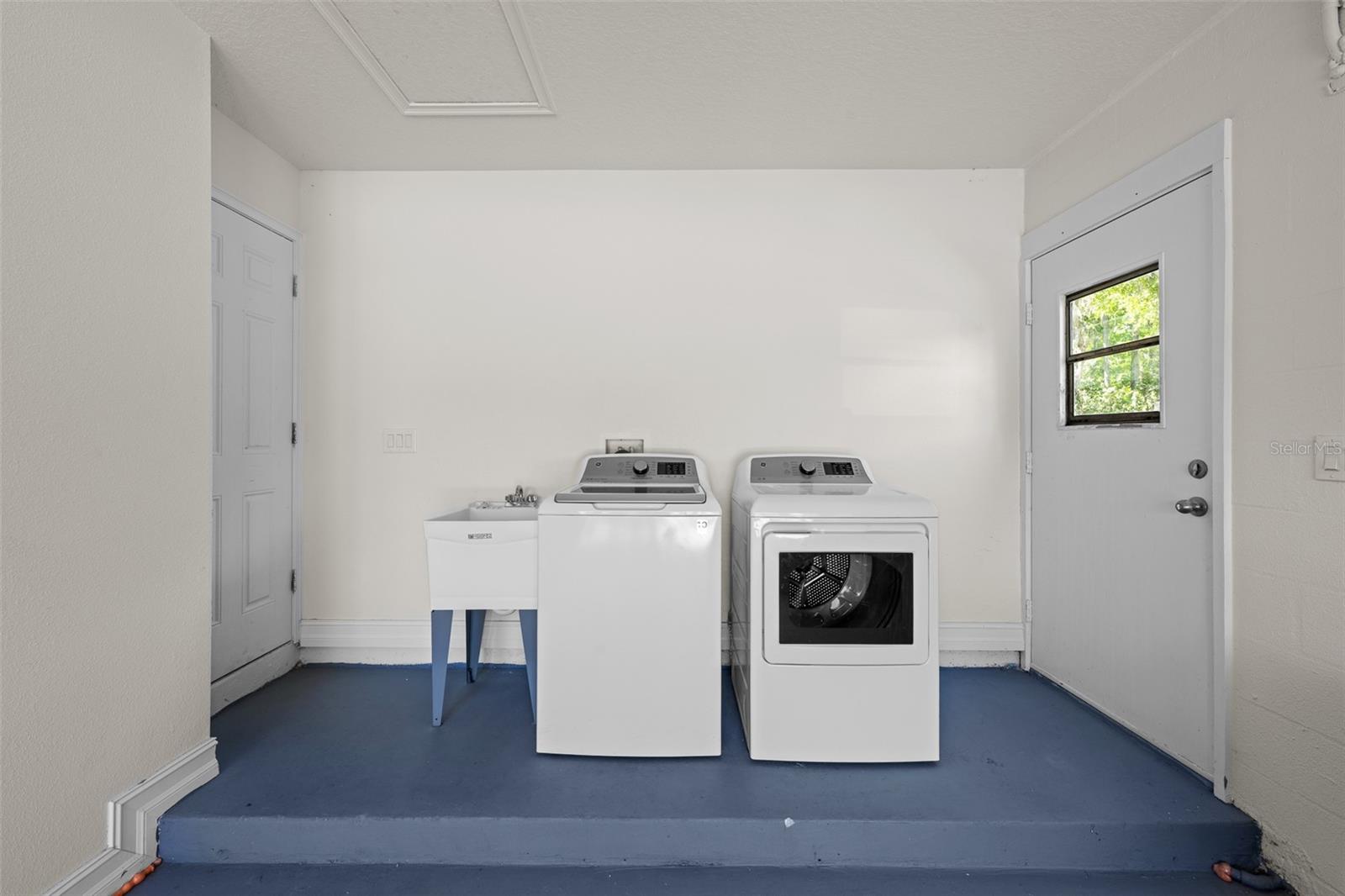 CONNERS LAKE FRONT ESTATES - Residential