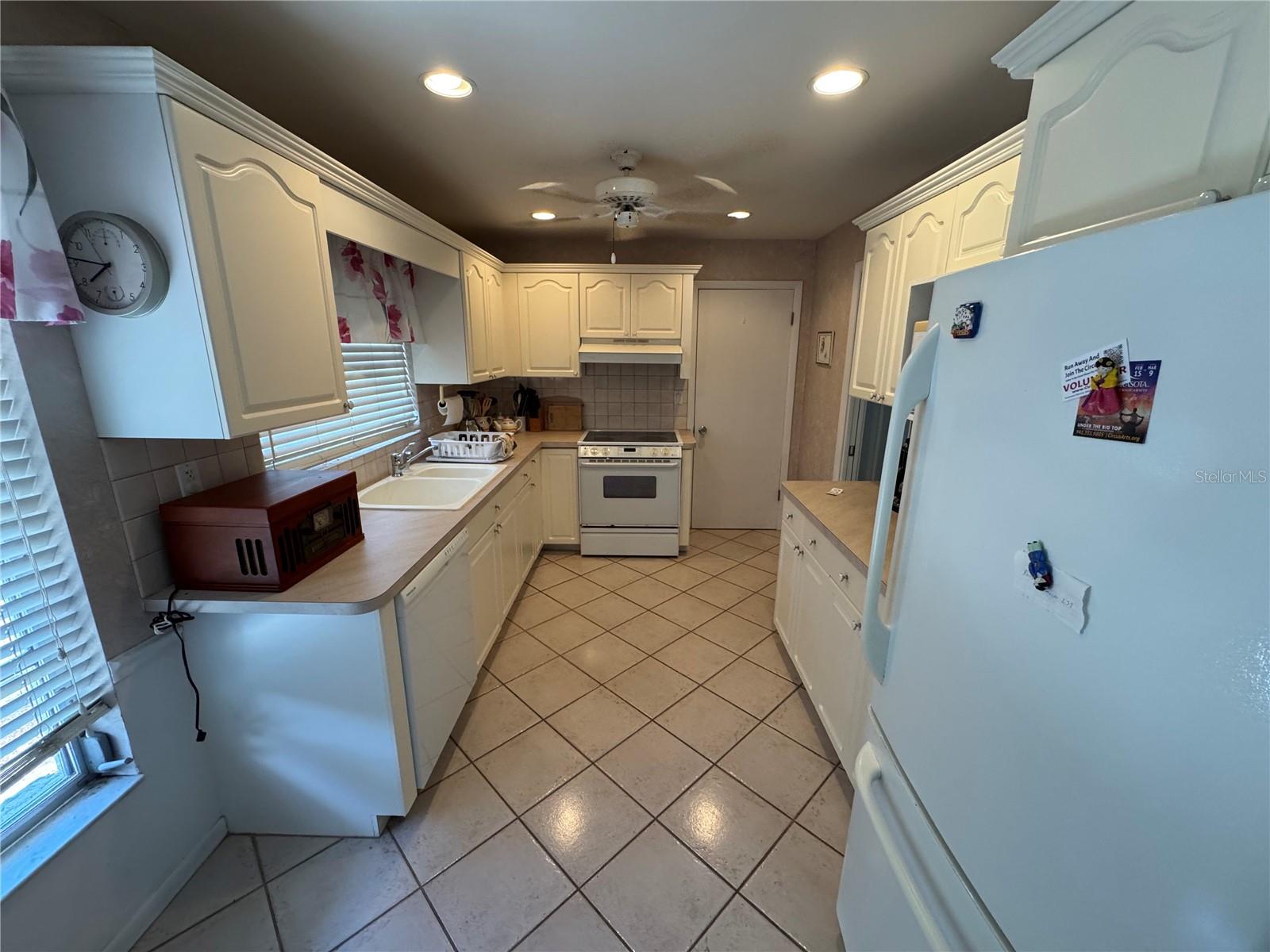 VENICE GARDENS - Residential Lease