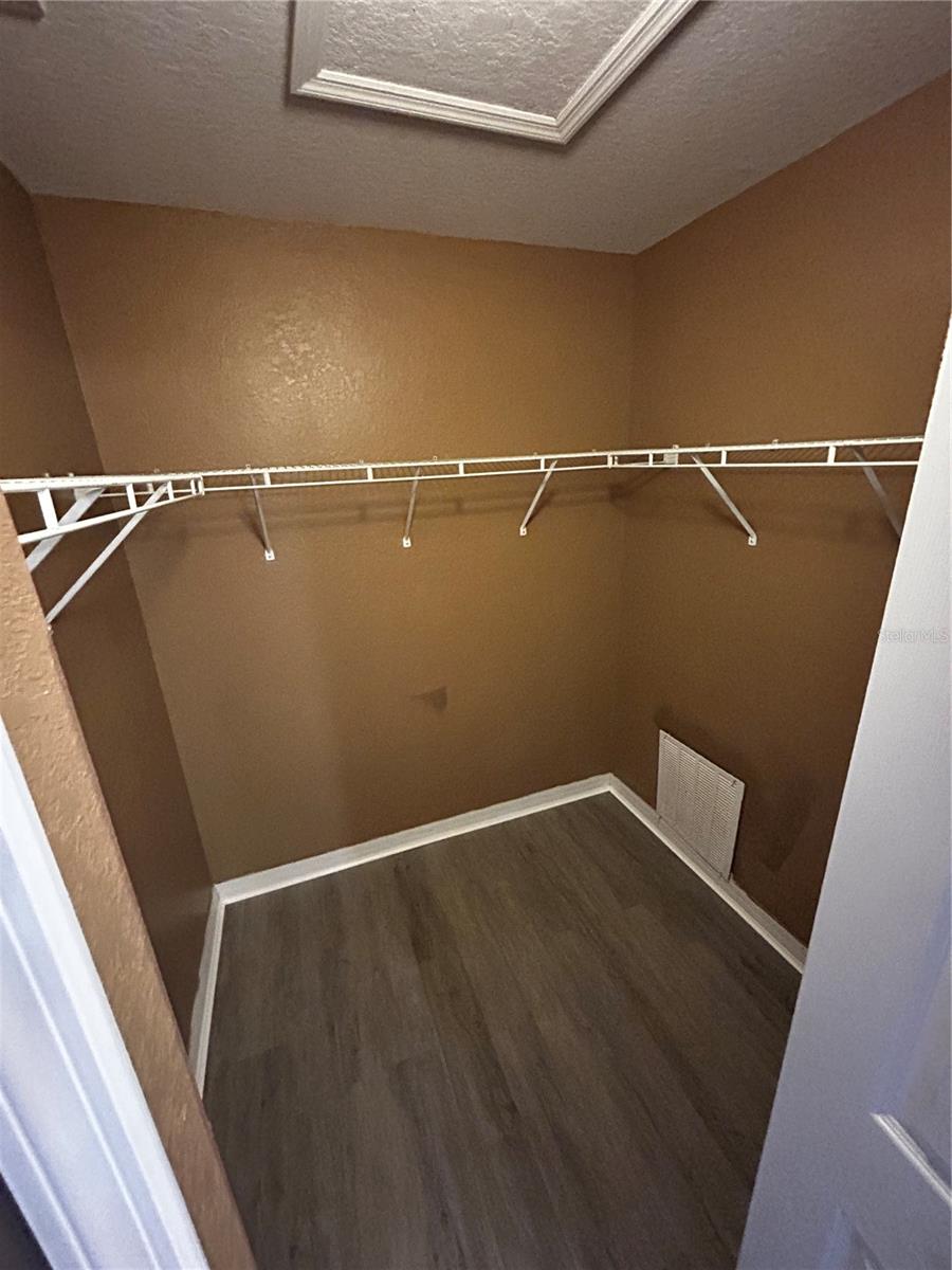 COLONIAL HILLS - Residential