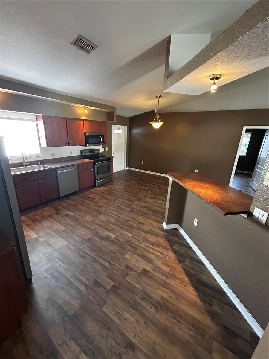 COLONIAL HILLS - Residential