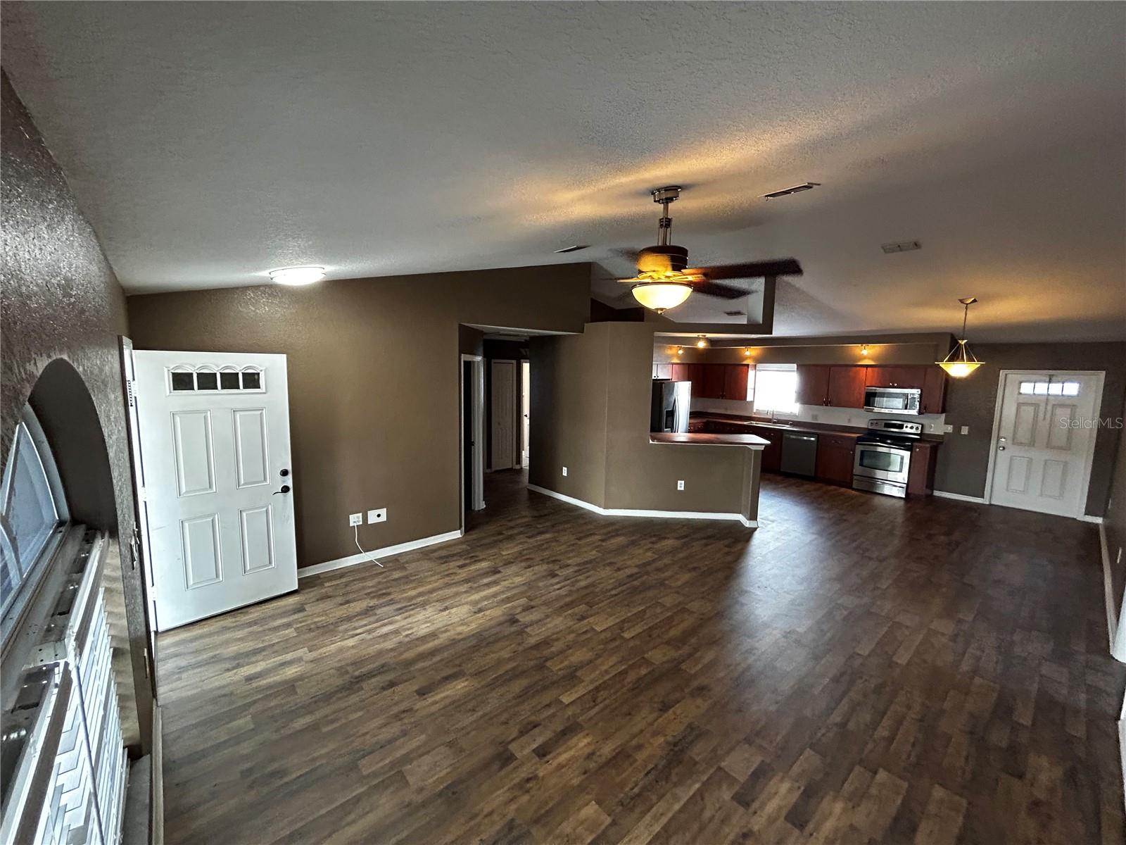 COLONIAL HILLS - Residential