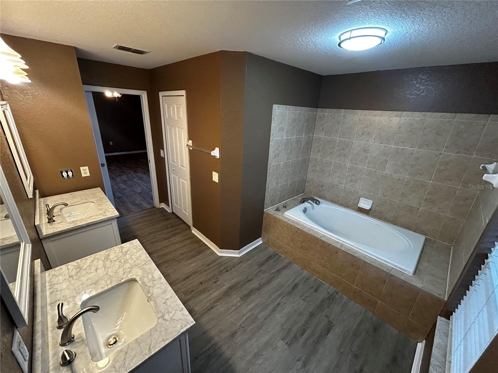 COLONIAL HILLS - Residential