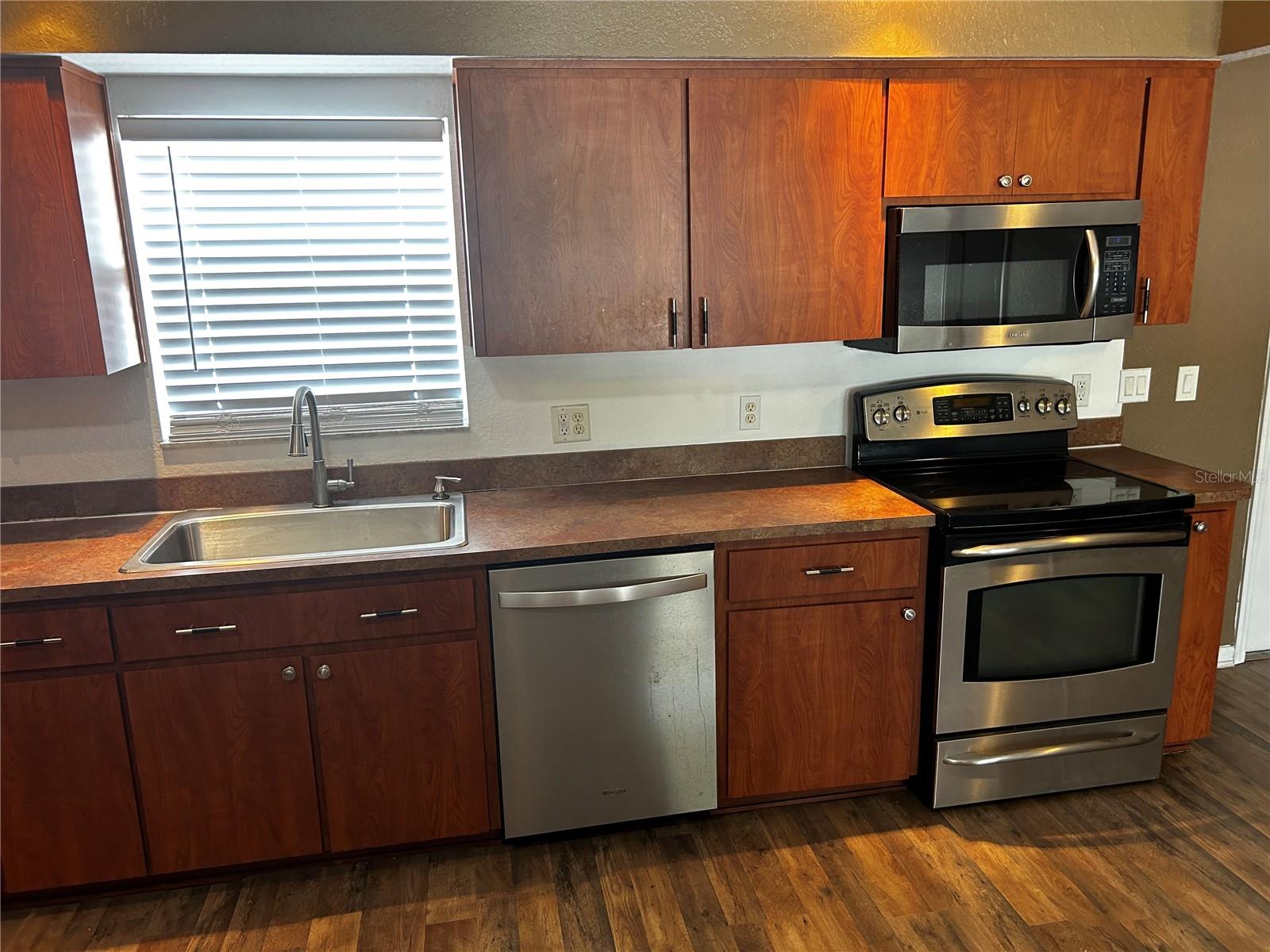 COLONIAL HILLS - Residential