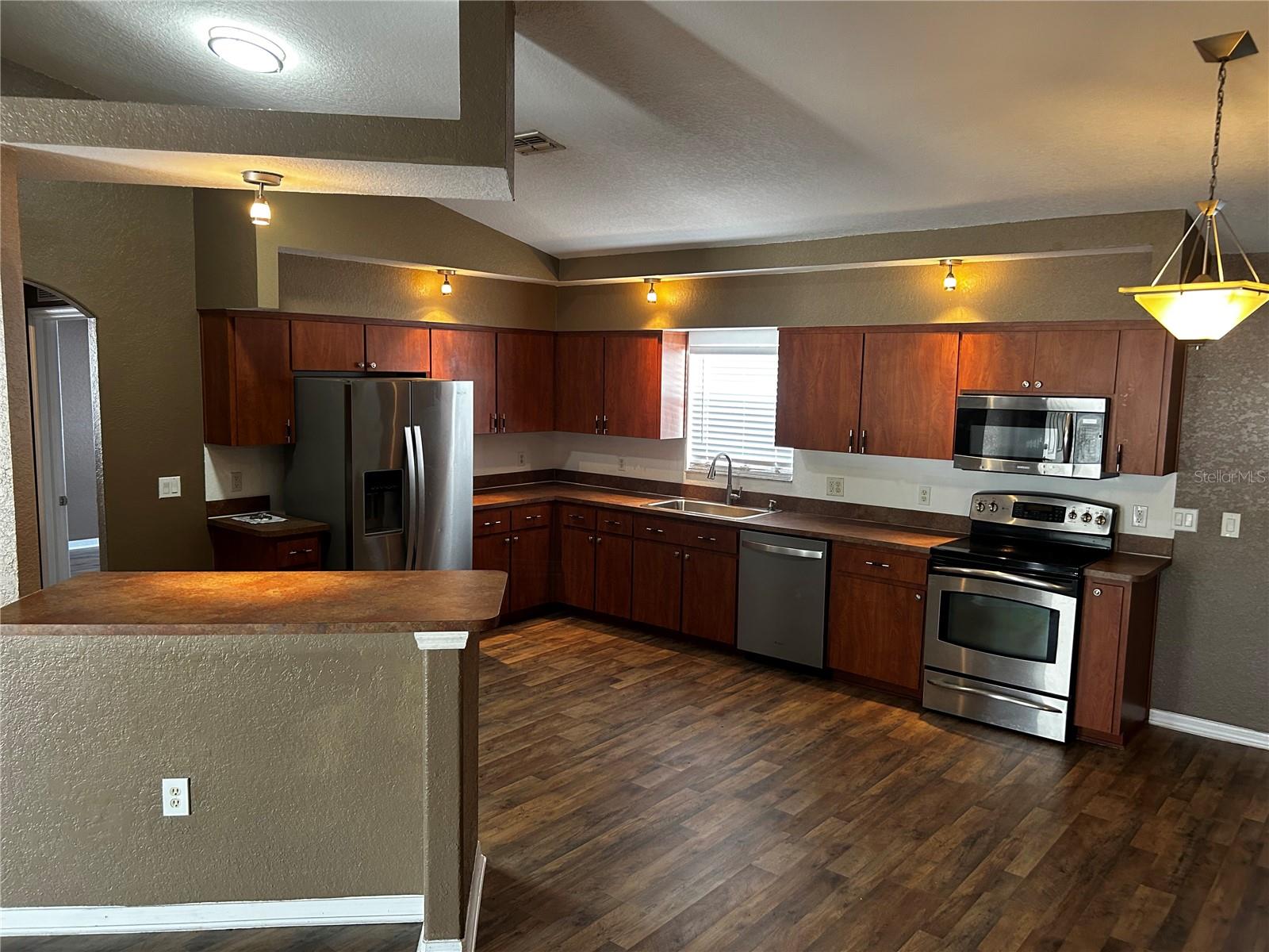 COLONIAL HILLS - Residential