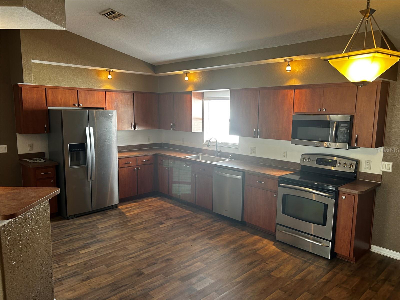 COLONIAL HILLS - Residential