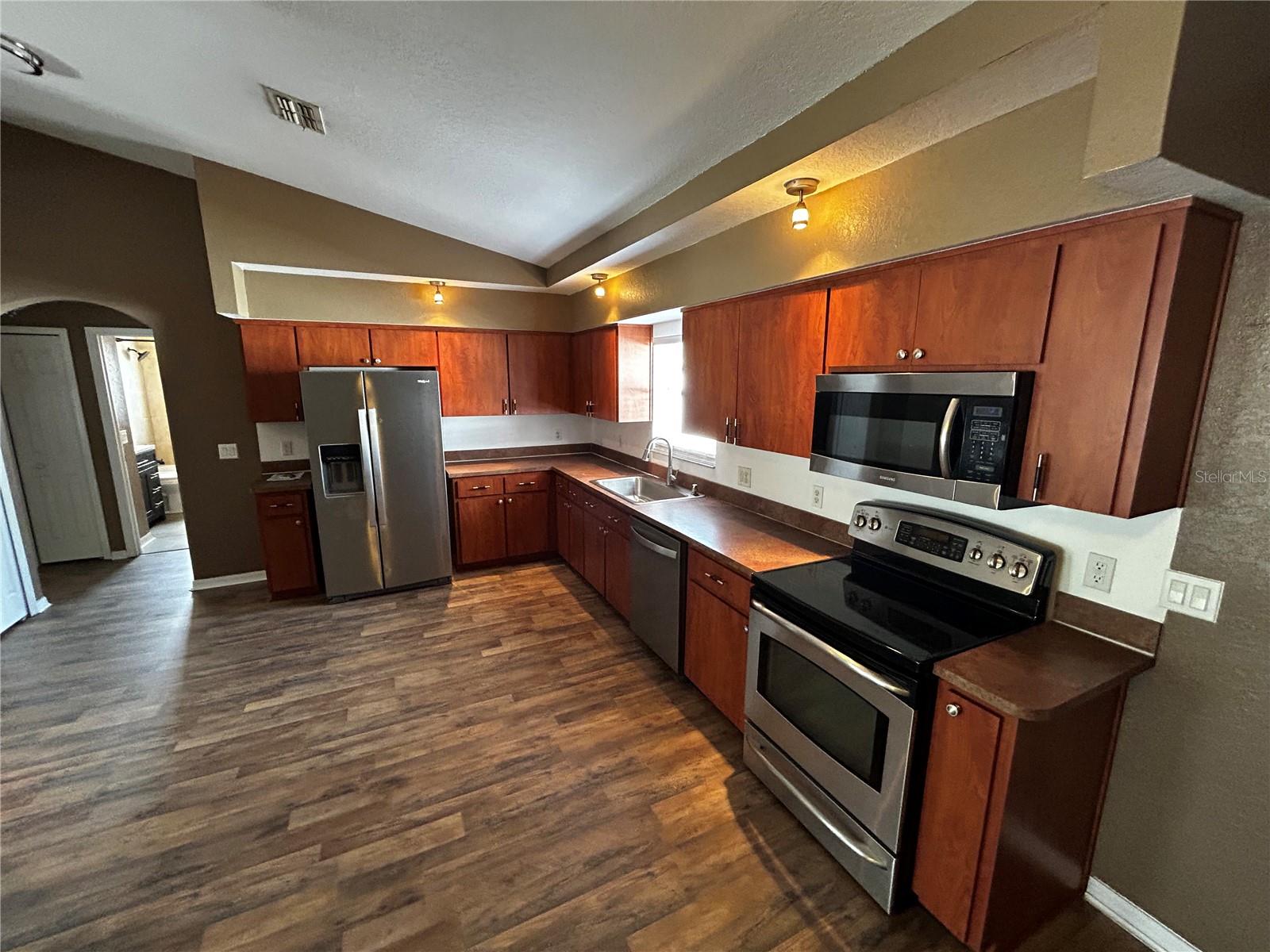 COLONIAL HILLS - Residential