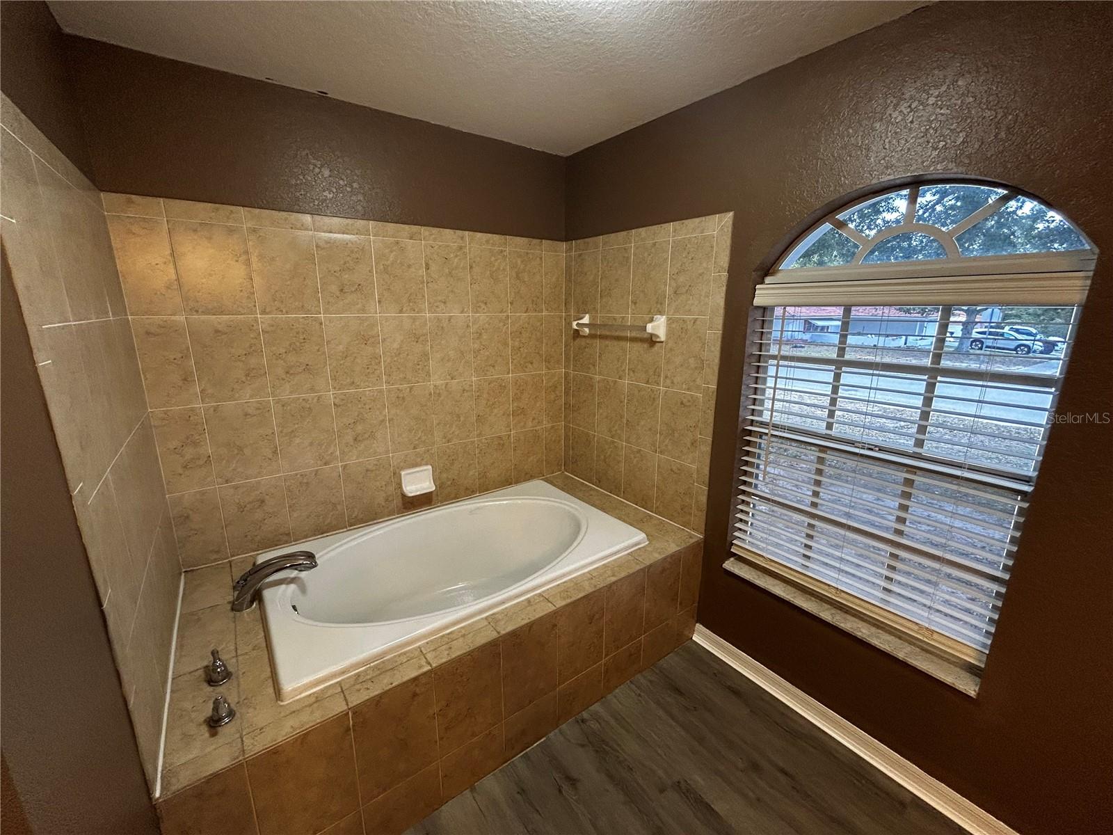 COLONIAL HILLS - Residential