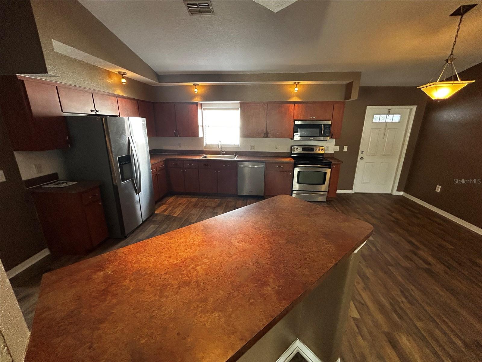 COLONIAL HILLS - Residential