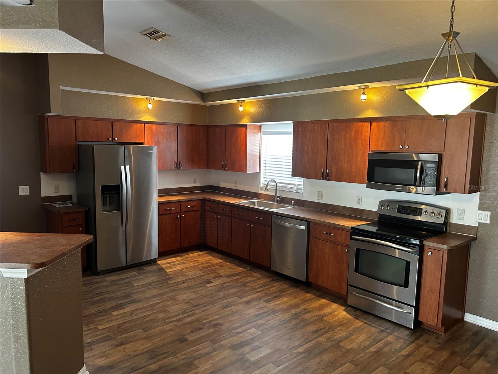 COLONIAL HILLS - Residential