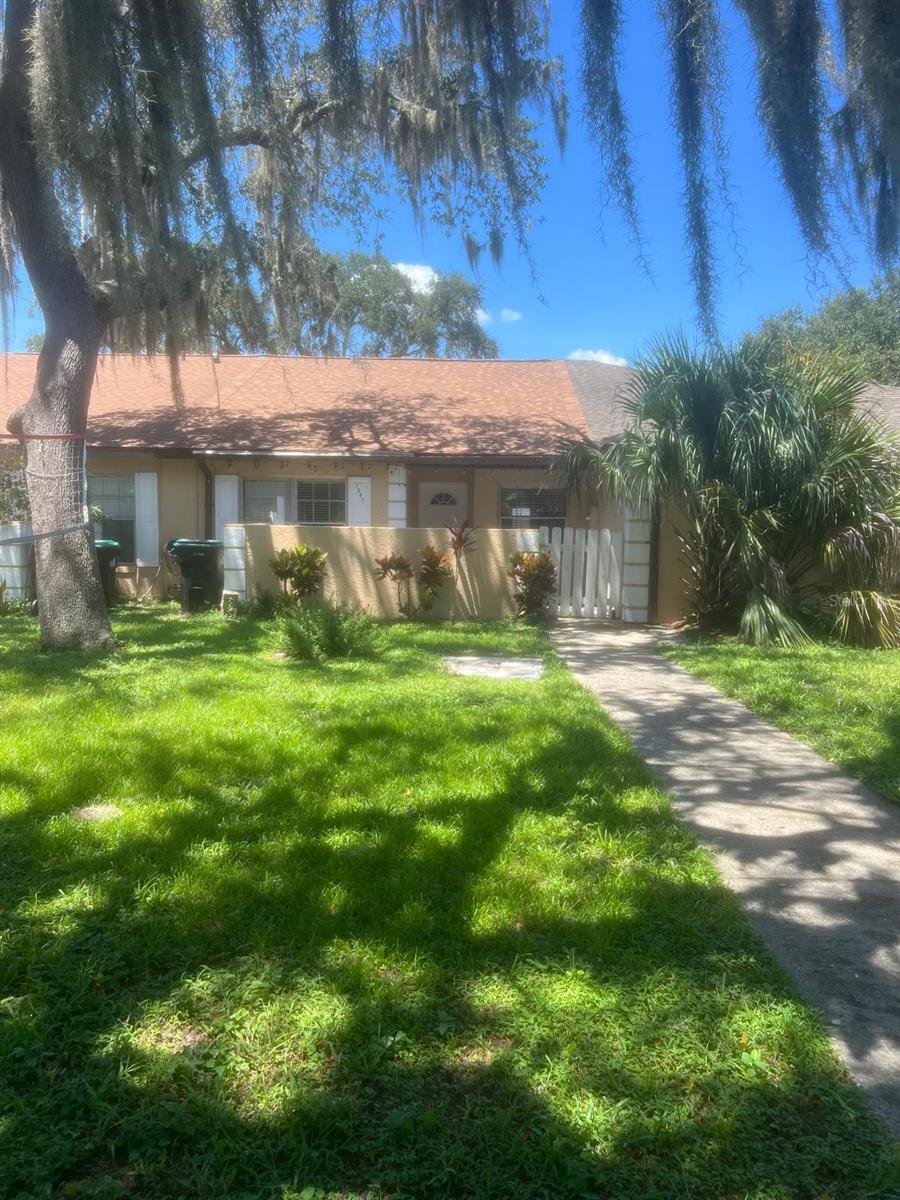 Bungalow for Rent near UCF. perfect for those going to college, young families, or professionals working from home. This spacious bungalow offers comfort and convenience in a prime location in the Alafaya area, just steps from the University of Central Florida (UCF) and with easy access to Colonial Drive. Property Features: 2 spacious bedrooms, 2 full bathrooms with granite countertops, Bright and cozy living-dining room, Large kitchen with space for a breakfast nook, Ceramic tile flooring throughout (easy to maintain and elegant), Large front and back yards with mature trees that provide shade, allowing you to enjoy the gardens extraordinarily with family or friends, 2 assigned parking spaces. Recent Renovations: New air conditioning system, New water heater and New roof. Community Amenities: Swimming pool to enjoy sunny summer afternoons, Clubhouse perfect for gatherings and social activities. Prime Location. Close to restaurants, supermarkets, pharmacies, shopping centers, and everything you need for your daily life. Perfect for: Young families with little ones, who will enjoy the shaded gardens and the pool, those who attend college and require comfort and proximity, Remote professionals, who need a peaceful and spacious environment