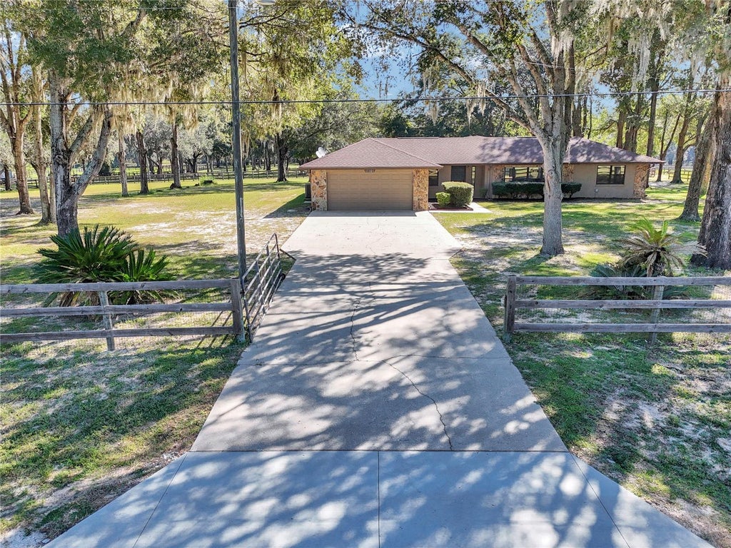 Photo of 11101 SW 128th Avenue, Dunnellon, FL 34432 (MLS # O6447742)