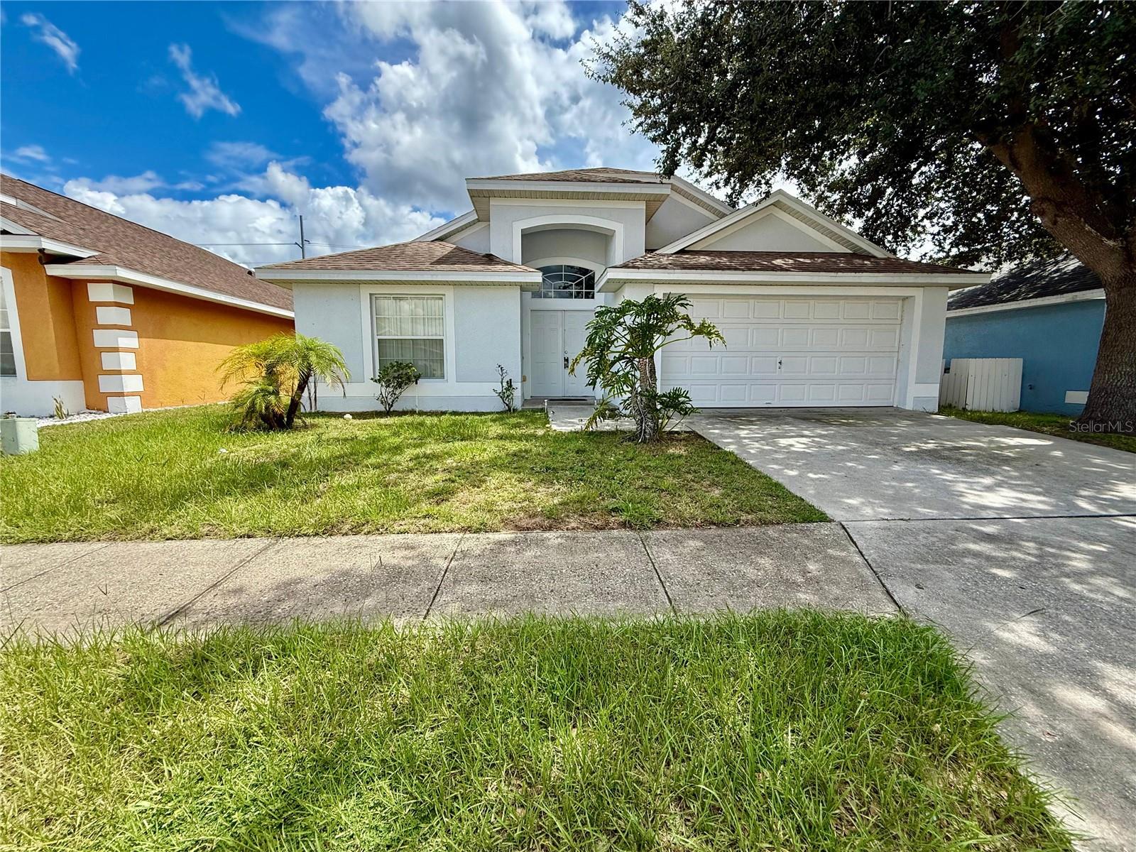 Charming 3-Bedroom, 2-Bath Home for Rent, this bright and welcoming home features a spacious interior with generously sized bathrooms and the convenience of an in-unit washer and dryer. Ideally located near US-192, with quick access to Disney, Clermont, supermarkets, shops, and restaurants, this property offers both comfort and convenience in the heart of Central Florida.
Don’t miss the opportunity to live in a well-connected, peaceful area close to everything!