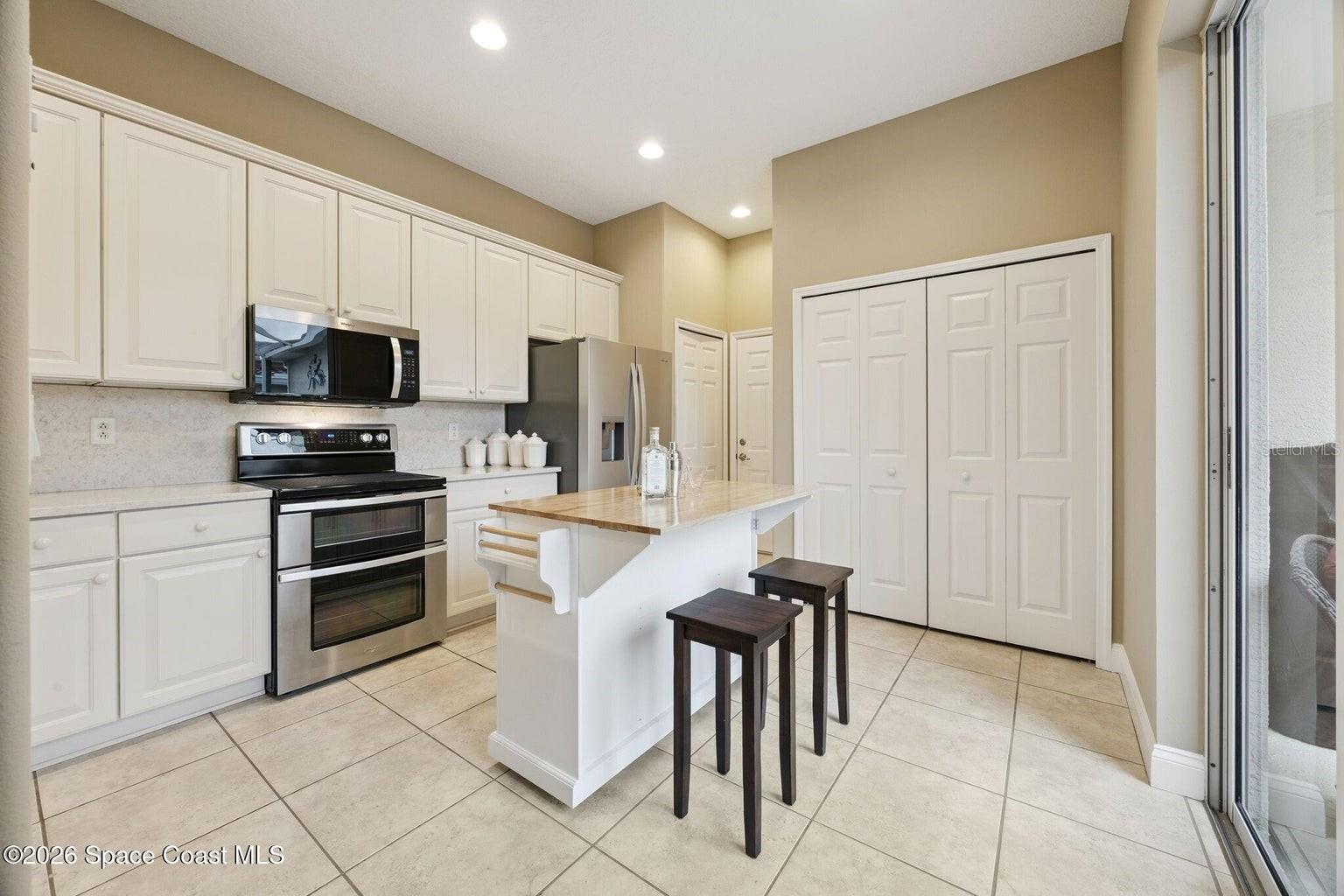 BAYSIDE CONDO PH I - Residential