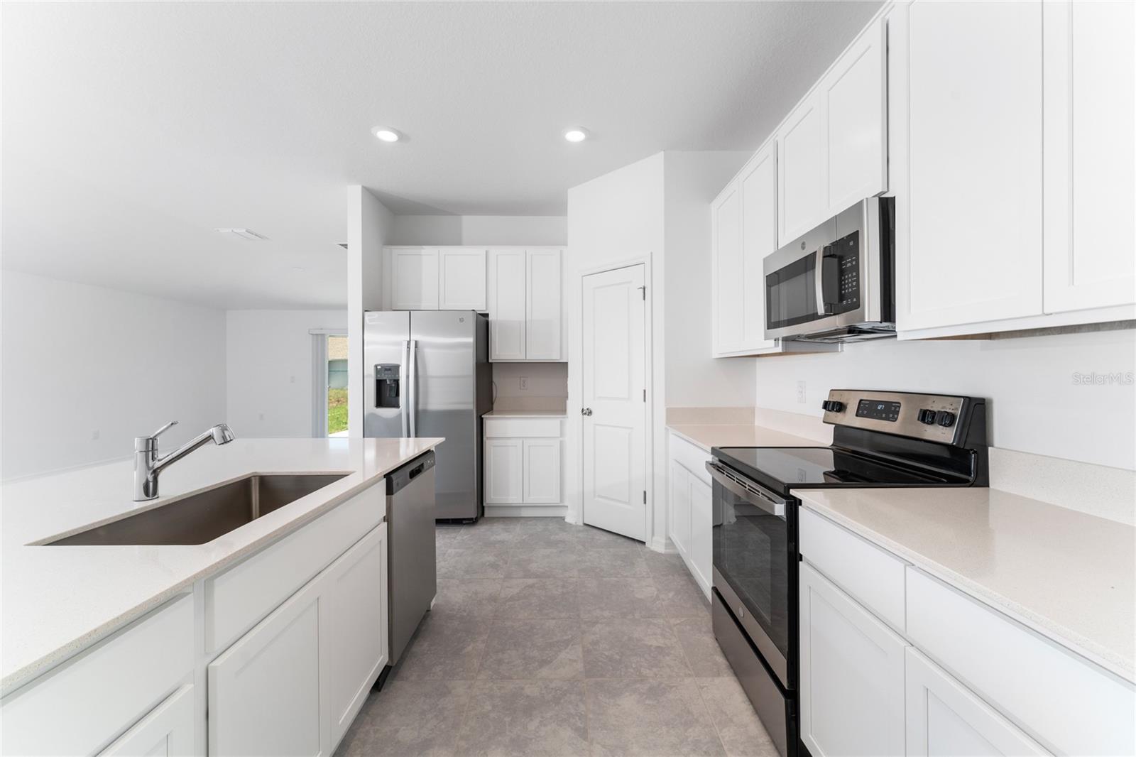 LEOMAS LNDG PH 1 - Residential Lease