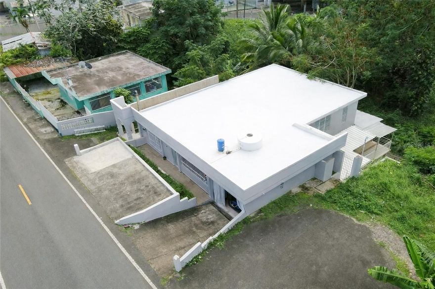 Multi-familiar – Cupey Bajo, San Juan
Bo. Cupey Bajo, Carr. 844, Km 2.0, San Juan, PR 00926

Multi-familiar en Cupey Bajo, San Juan, con 6 unidades residenciales y excelente potencial de ingresos. La propiedad cuenta con un total de 11 habitaciones y 7 baños, ideal para inversionistas que buscan diversificar su portafolio de rentas.
La unidad A) es de 1 habitación y 1 baño.
La unidad B) cuenta con 2 habitaciones y 1 baño.
La unidad C) dispone de 5 habitaciones y 1 baño, adecuada para familias numerosas o renta compartida.
La unidad D) ofrece 5 habitaciones y 2 baños, con mayor capacidad y flexibilidad.
La unidad E) es de 2 habitaciones y 1 baño.
La unidad F) es de 1 habitación y 1 baño.