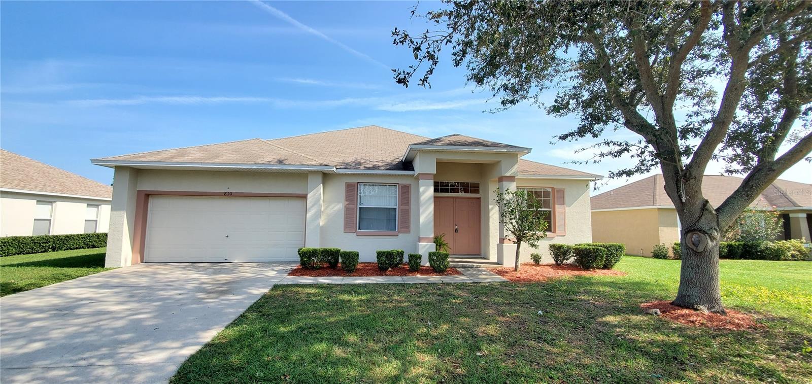 FOR RENT: Spacious 4 bedrooms and 2 bathrooms all tile home ready to move in. Large open kitchen combo family room. Seperate laundry room.