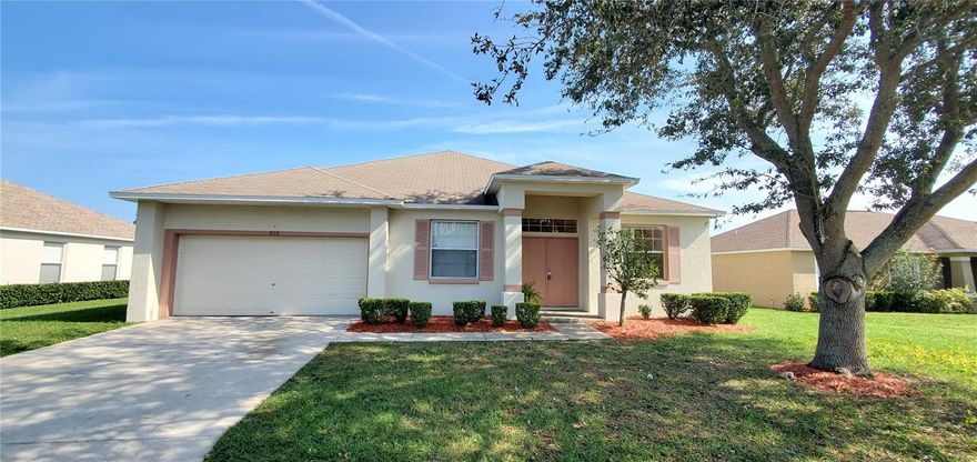 FOR RENT: Spacious 4 bedrooms and 2 bathrooms all tile home ready to move in. Large open kitchen combo family room. Seperate laundry room.