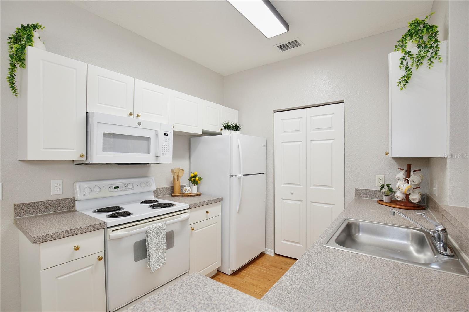 CRESCENT PLACE AT LAKE LOTUS CONDO - Residential