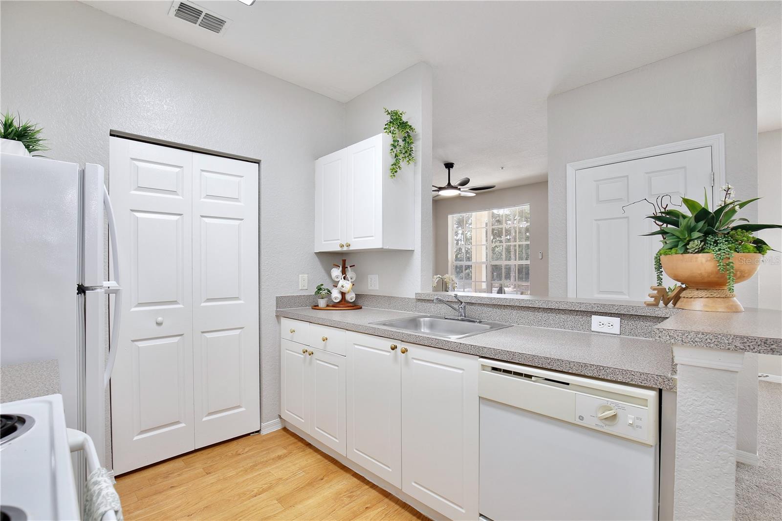 CRESCENT PLACE AT LAKE LOTUS CONDO - Residential