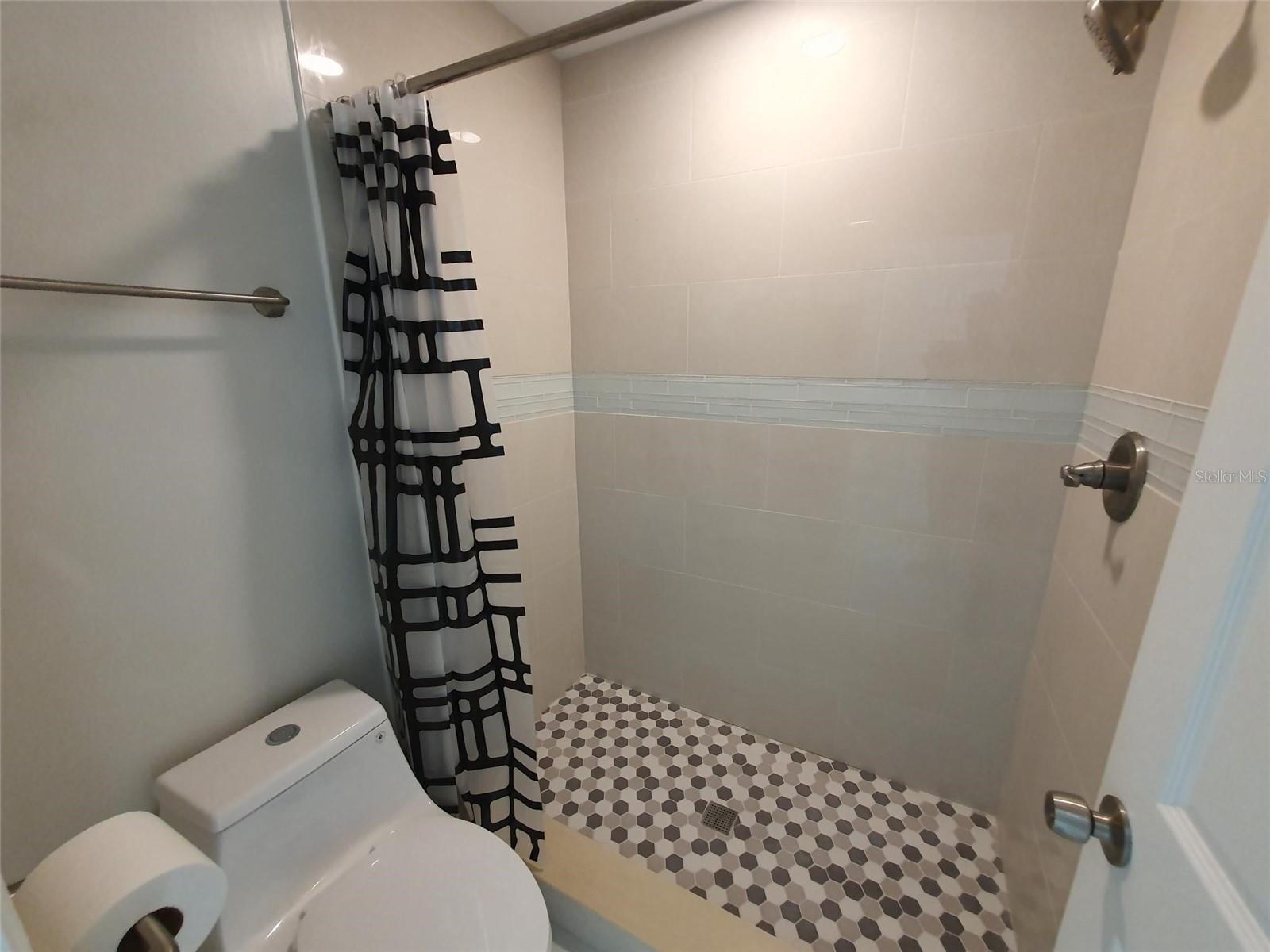 HIDDEN LAKE VILLAS - Residential Lease