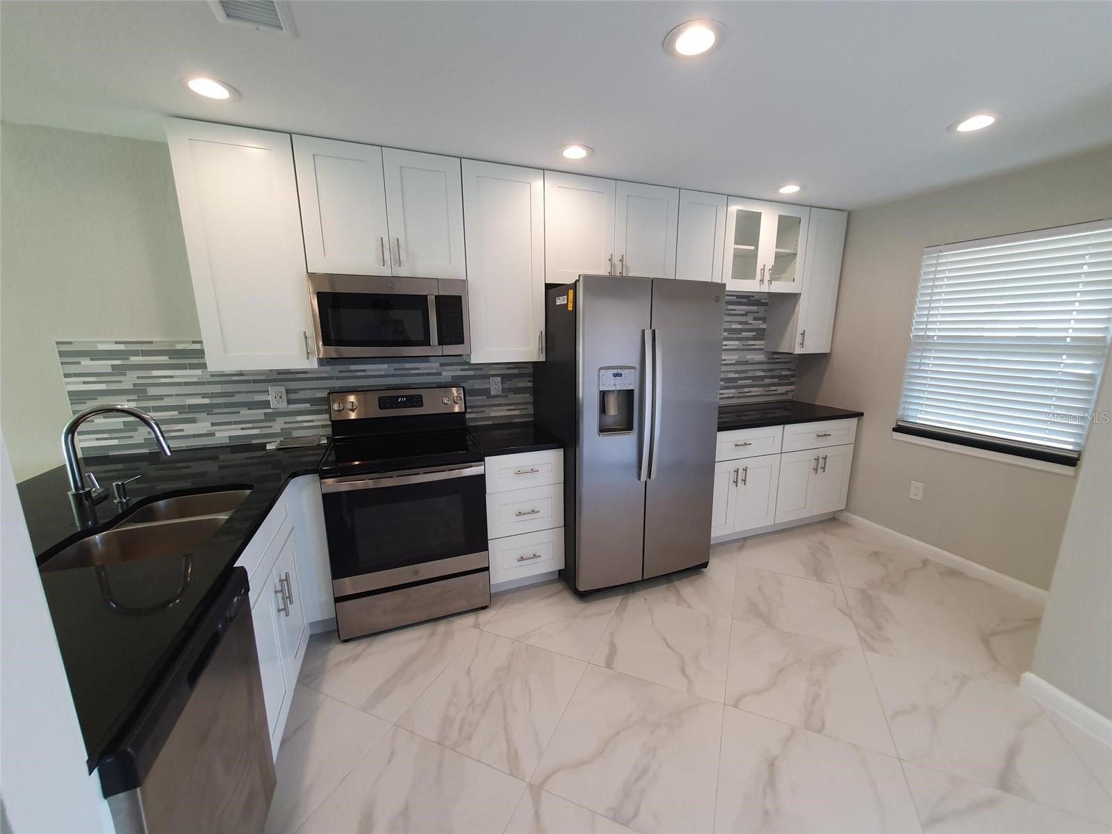 HIDDEN LAKE VILLAS - Residential Lease