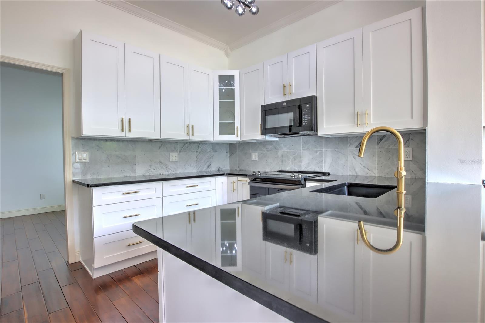HEATHROW / BRAMPTON COVE - Residential