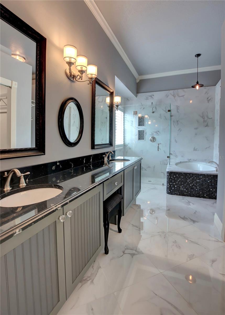 HEATHROW / BRAMPTON COVE - Residential