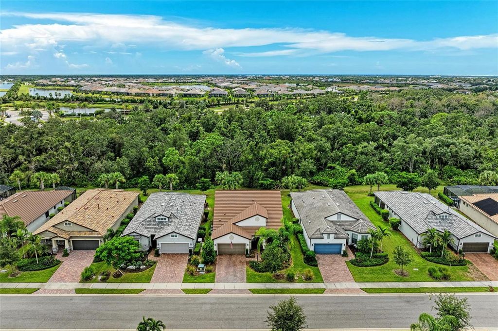 Photo of 7572 Viola Loop, Bradenton, FL 34202 (MLS # A4666076)
