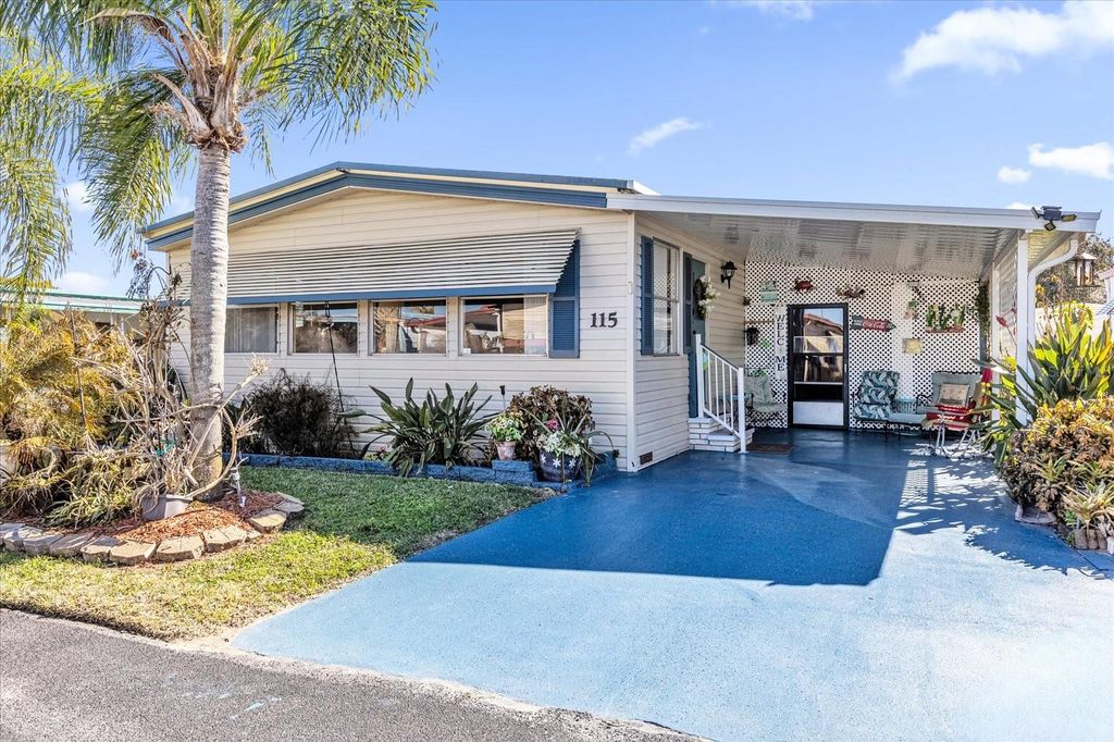 Photo of 115 Tropical Lane, Leesburg, FL 34748 (MLS # G5107912)