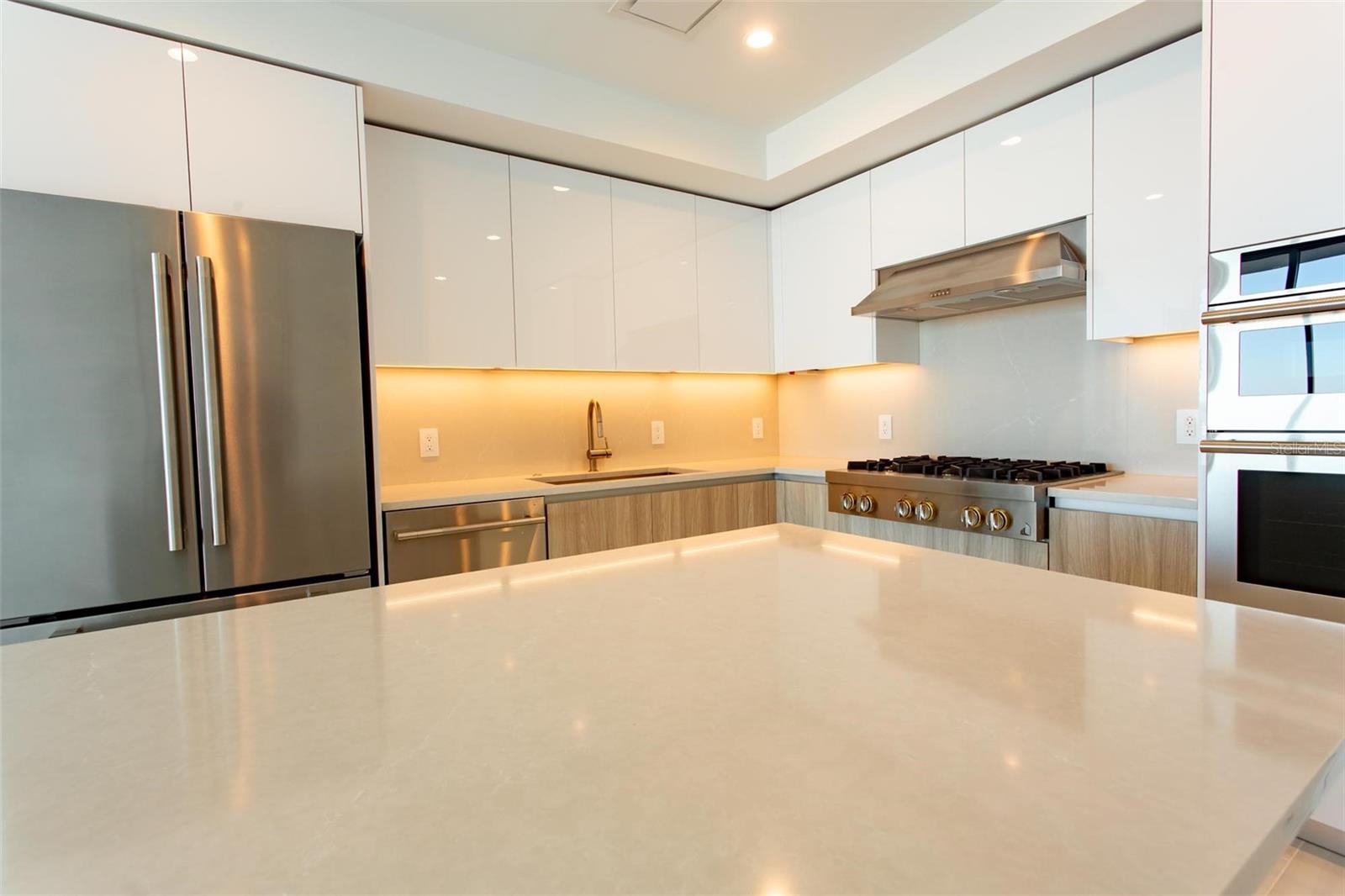 400 CENTRAL AVENUE 1008