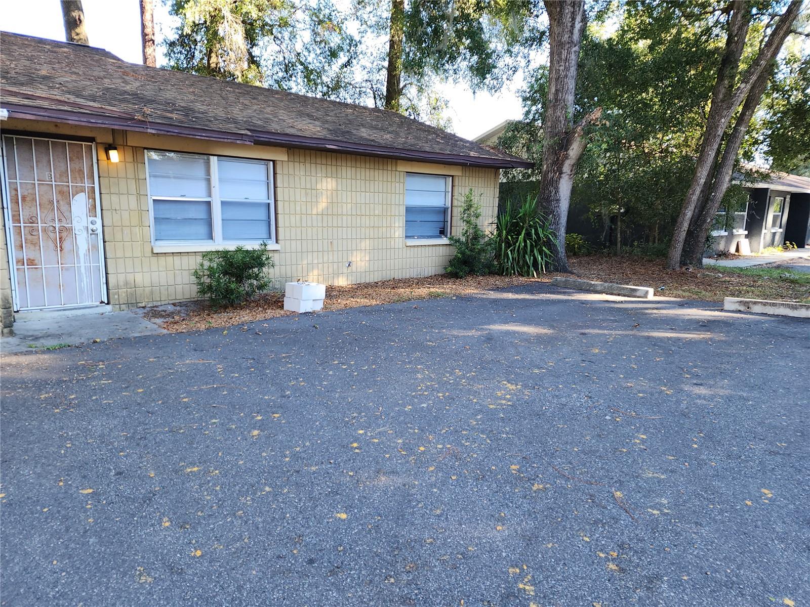 2BR/1BA Tower Oaks Duplex, vinyl flooring, washing machine and dryer connections, located on a cul-de-sac. Occupancy limited to three.