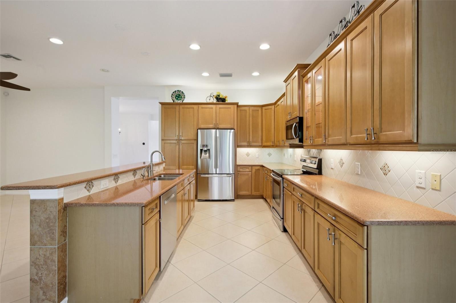 VALENCIA LAKES - Residential