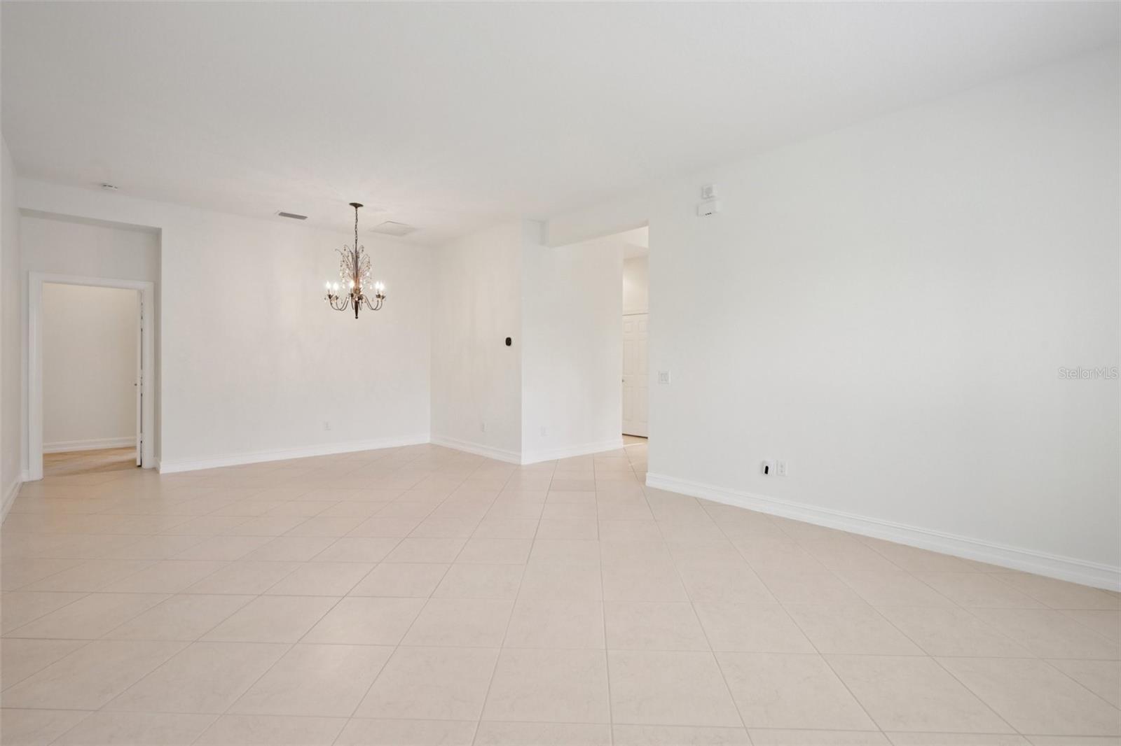 VALENCIA LAKES - Residential