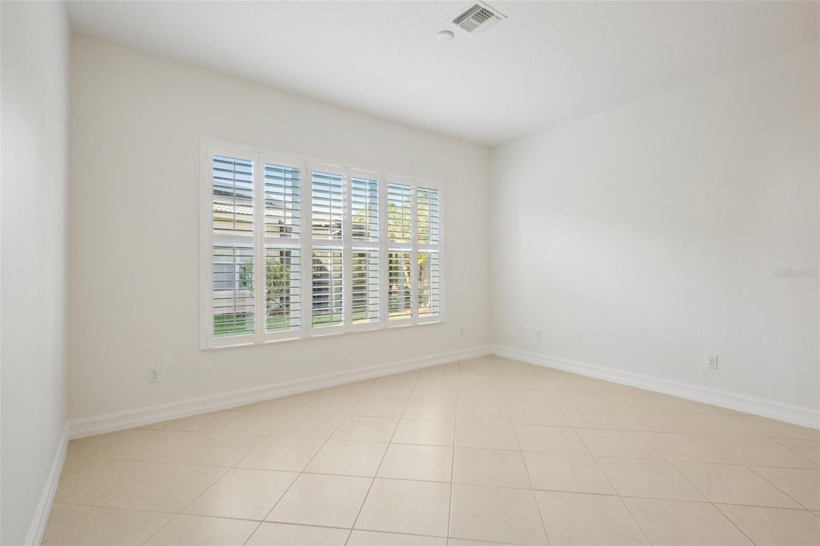 VALENCIA LAKES - Residential