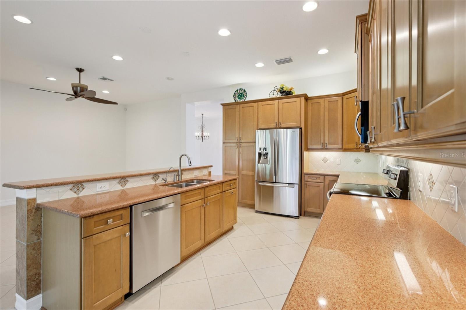 VALENCIA LAKES - Residential