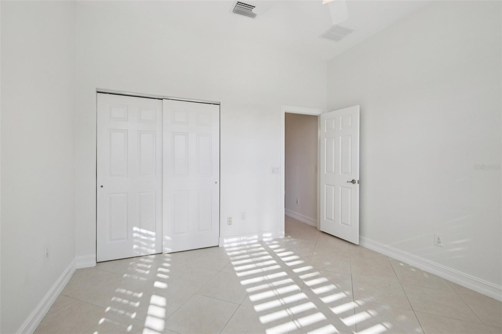 VALENCIA LAKES - Residential